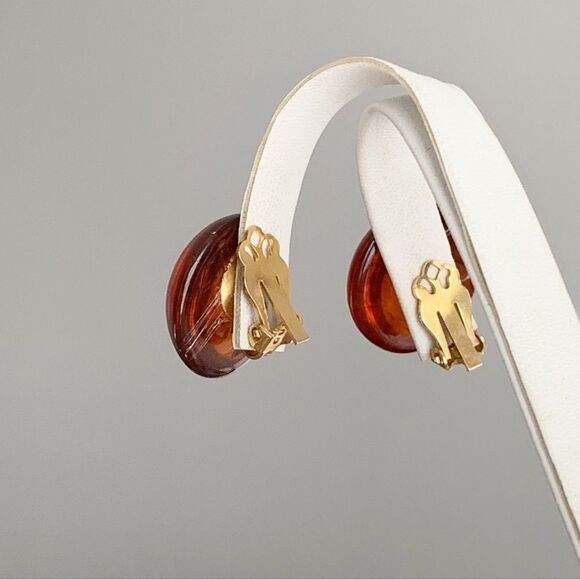 Vintage swirled root beer apple juice Bakelite amber dome clip on button earring - Picture 15 of 16